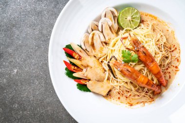 Baharatlı karides spagetti makarna (Tom Yum Goong) - İtalyan Füzyon gıda tarzı