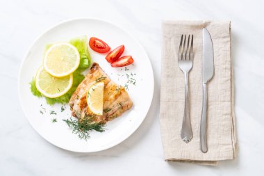 Izgara balık bifteği.