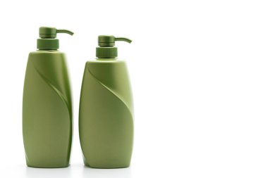 Beyaz arka plan üzerinde izole şampuan veya saç kremi şişe