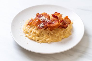 Çıtır pastırmalı ve peynirli risotto.