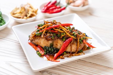 baharatlı tavada kızartılmış ve bitki ile Gruplayıcı balık fileto - Tay gıda tarzı