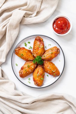 Beyaz susamlı ızgara tavuk kanadı.