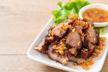 Fried çizgili domuz eti veya gevrek domuz eti veya derin kızarmış domuz yağı sarımsak ile