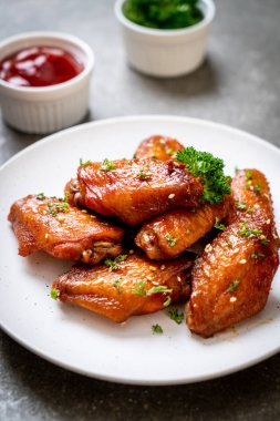 Beyaz susamlı ızgara tavuk kanadı.