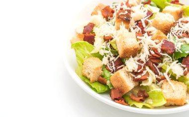 Sezar salatası, beyaz zemin üzerine izole