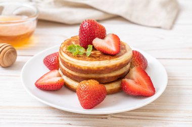 taze çilek ile sufle gözleme