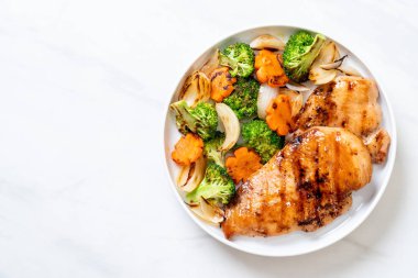 çukurunu tavuk göğsü biftek sebze (brokoli, havuç, soğan ile)