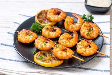 Limon - deniz ürünleri tarzı ile ızgara kaplan karides şiş