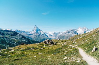 İsviçre, Zermatt 'taki Matterhorn zirvesi manzaralı güzel bir dağ manzarası..