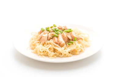 Beyaz arka plan üzerinde izole Kızartma tavuk şehriye