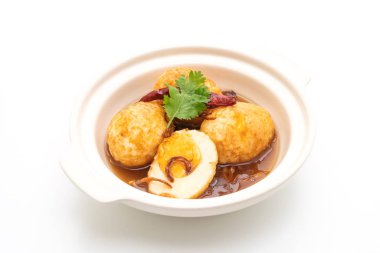 Beyaz arka plan üzerinde izole demirhindi soslu kızarmış haşlanmış yumurta