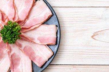 Çiğ domuz pastırma tabağa dilimlenmiş