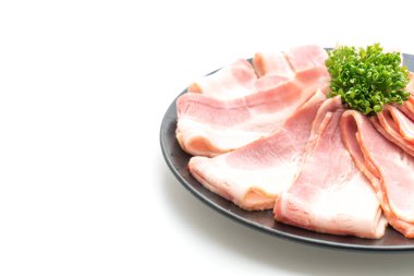 Dilimlenmiş domuz pastırması beyaz arka planda izole edilmiş.