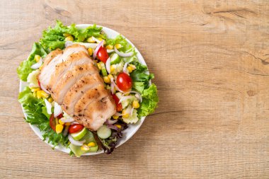 Tavuk göğsü - sağlıklı gıda tarzı ile sağlıklı salata kasesi