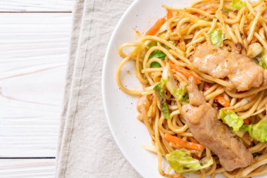tavada kızartılmış yakisoba noodle pork - Asya gıda tarzı ile