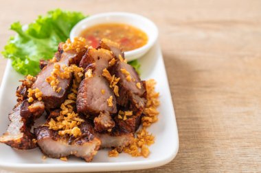 Fried çizgili domuz eti veya gevrek domuz eti veya derin kızarmış domuz yağı sarımsak ile