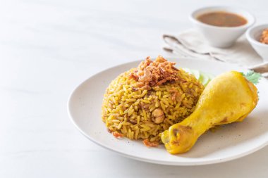 Tavuk - Müslüman gıda tarzı ile Müslüman sarı pirinç