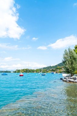 İsviçre dağ ile güzel Thun Gölü