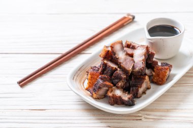 Fried çizgili domuz eti veya gevrek domuz eti veya derin kızarmış domuz eti sos ile