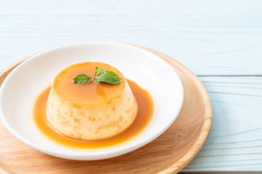 Naneli ev yapımı karamel kremalı puding.