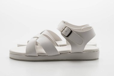 Kadınlar beyaz arka plan üzerinde izole sandalet deri