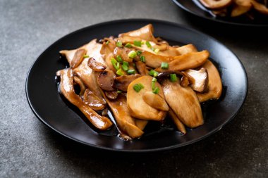 İstiridye soslu kızarmış kral istiridye mantarı. Sağlıklı, vejetaryen ya da vejetaryen yemek tarzı.