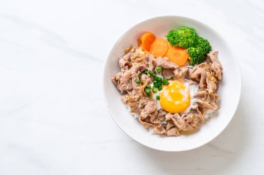 Donburi, domuz eti Pilav kasesi onsen yumurta ve sebze - Japon gıda tarzı