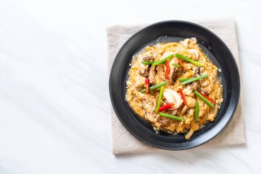 Karıştırılmış kalamar ya da tuzlu yumurtalı ahtapot - Asya deniz ürünleri tarzı