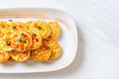 Sahanda yumurta yumuşak tofu sarımsak - sağlıklı, vegan ve sebze gıda tarzı