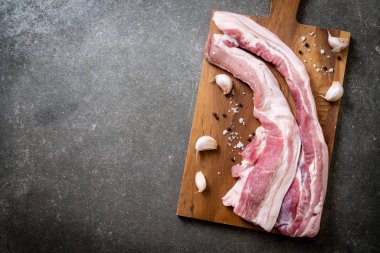 madde ile ahşap tahta üzerinde taze çiğ çizgili domuz eti