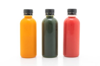 Beyaz arka plan üzerinde izole meyve ve sebze suyu şişe (sağlıklı içecek)