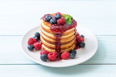 Taze ahududu ve yabanmersinli gözleme.