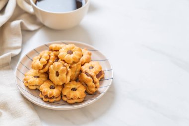 Hindistan cevizli bisküvi ve ananas reçeli.