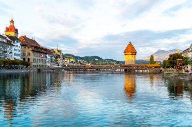 Luzern, İsviçre - 28 Ağustos 2018: Görünüm Luzern city, nehir Reuss eski bina, Luzern, İsviçre, Europe ile.