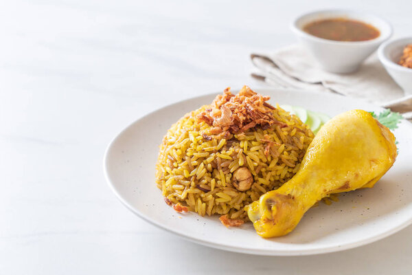 Мусульманский желтый рис с курицей - мусульманский стиль питания
