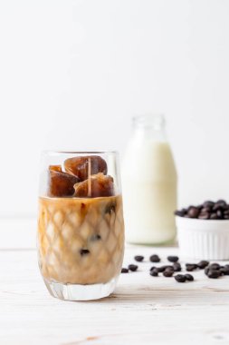 ahşap masa üzerinde sütlü kahve buz küpleri