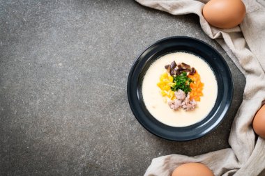 Ev yapımı haşlanmış yumurta kıyma domuz eti ve sebze ile