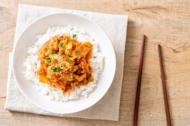 Pirinçli kimchi ve domuz kızartması. Kore usulü.