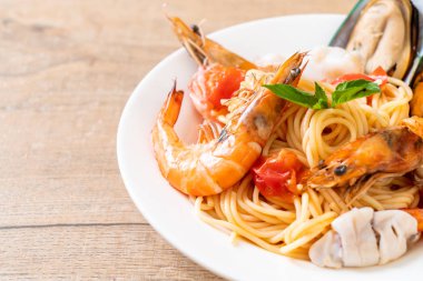 Deniz ürünleri makarna makarna midye, karides, Squis, midye ve domates - İtalyan yemeği tarzı ile
