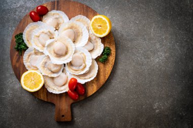 Ahşap tahta üzerinde taze kabuk tarak