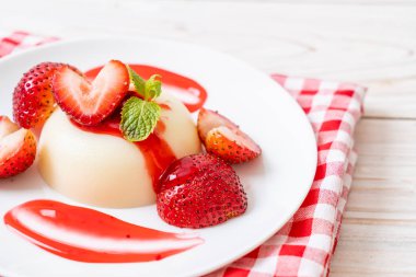 taze çilek - sağlıklı yemek ve tatlı ile yoğurt puding