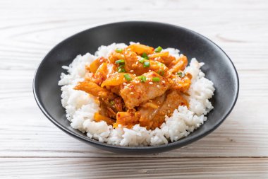 Pirinçli kimchi ve domuz kızartması. Kore usulü.