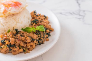 fesleğen pilav ve kızarmış yumurta - Tay geleneksel gıda tarzı ile tavada kızartılmış domuz eti