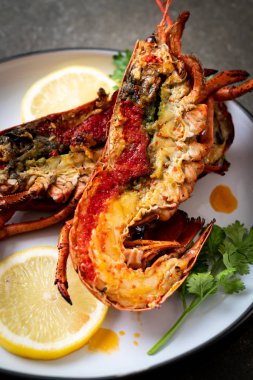 Limonlu ızgara ıstakoz biftek.