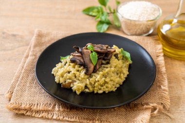 Pesto ve peynir ile ev yapımı Mantarlı Risotto