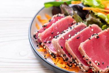 Taze ton balığı ve sebze salatası. Sağlıklı yemek.