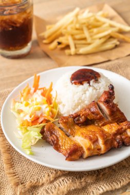 teriyaki sosu ve pilav ve salata ile ızgara tavuk