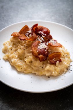 Çıtır pastırmalı ve peynirli risotto.