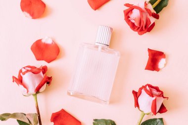parfüm şişesi ile rose petal arka plan üzerinde