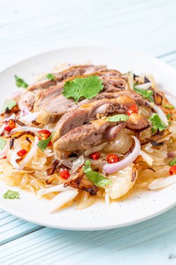 Kızarmış ördek - füzyon gıda tarzı ile pamelo baharatlı salata